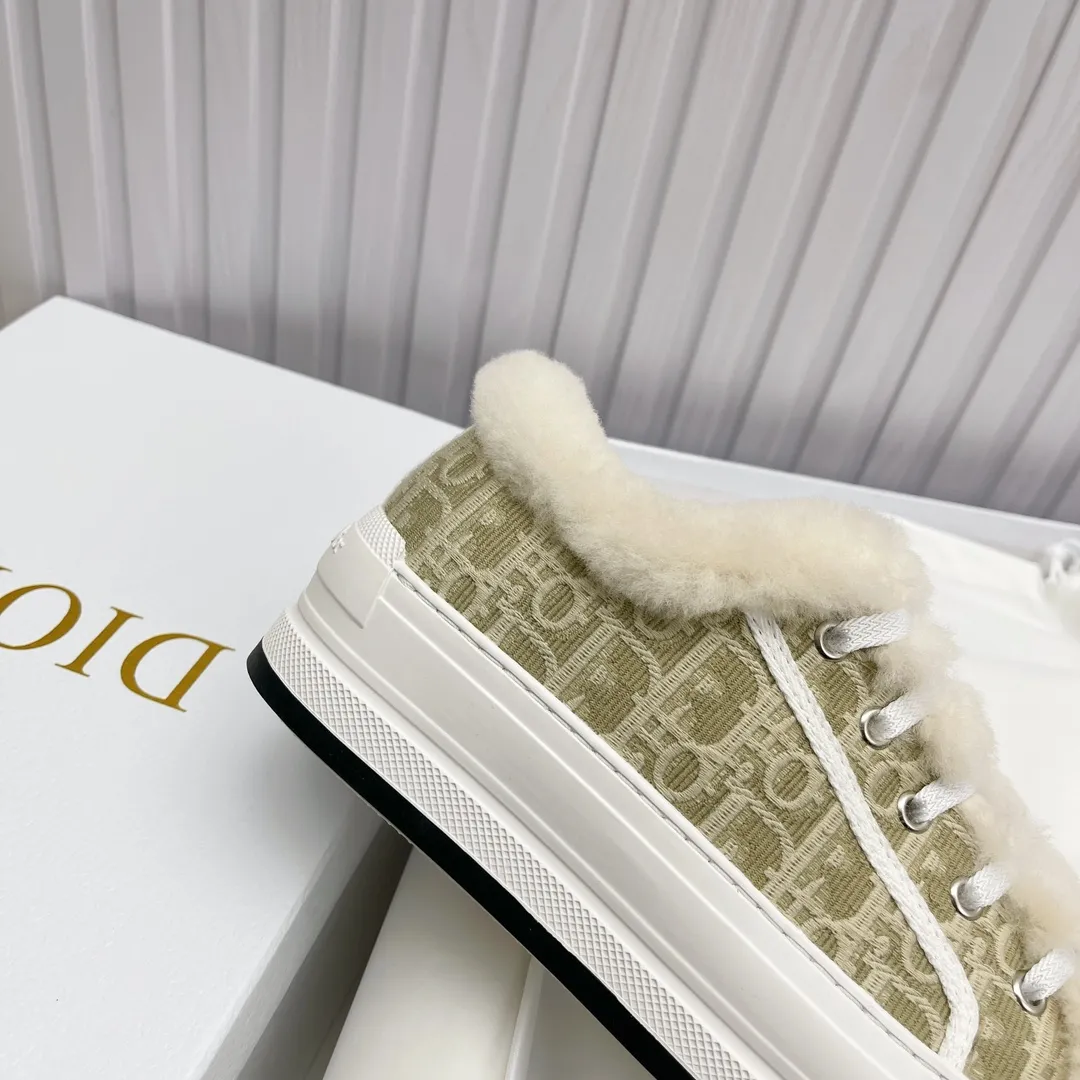 👟👟Ex-factory price 560👟👟 Ready-made high-quality Dior thick-soled sneakers with fully embroidered iconic patterns👟👟 ♦️Top quality in the market🎗Breaking hot item in foreign counters🎗Non-common imitation version in the market🎗🔳The fabric is made of Italian🇮🇹imported fabrics❗️Embroidered upper, original mold injection Logo frosted five-pointed star outsole🔳Inner wool injection molding mold Logo foam feet Code number: 35 to 41. 40 41 custom-made wool